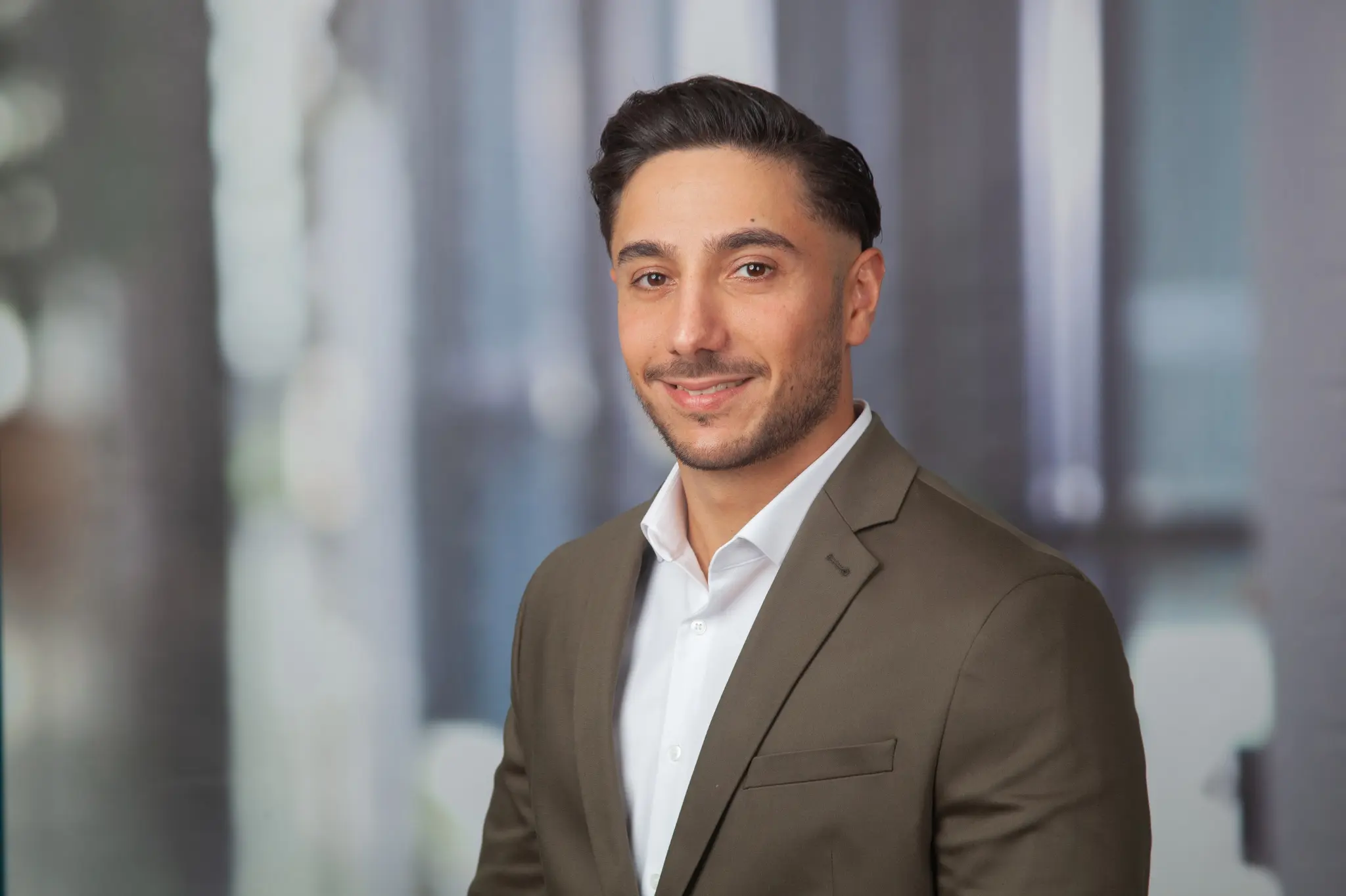 Caner Engin im Business-Outfit